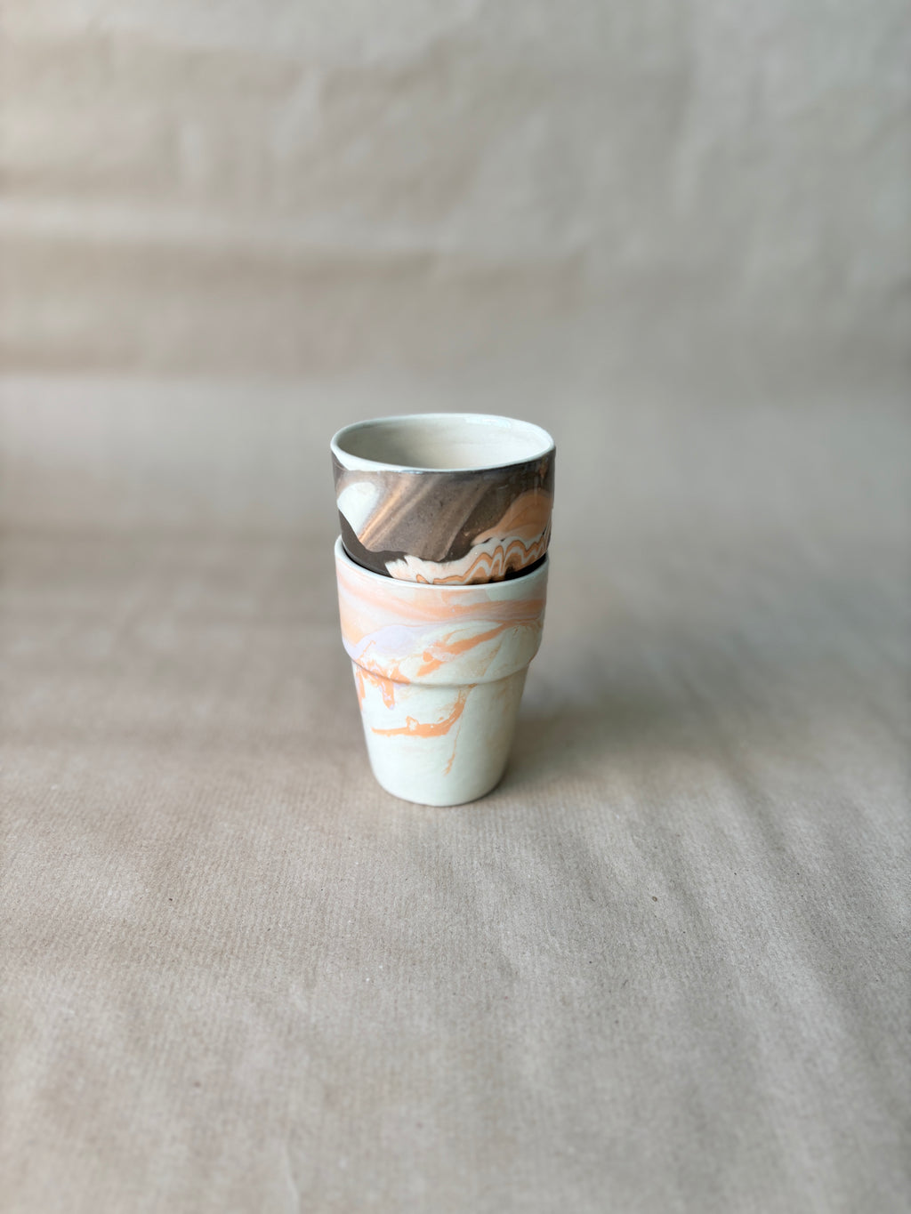 Melkbeker met marble effect lila/zalm