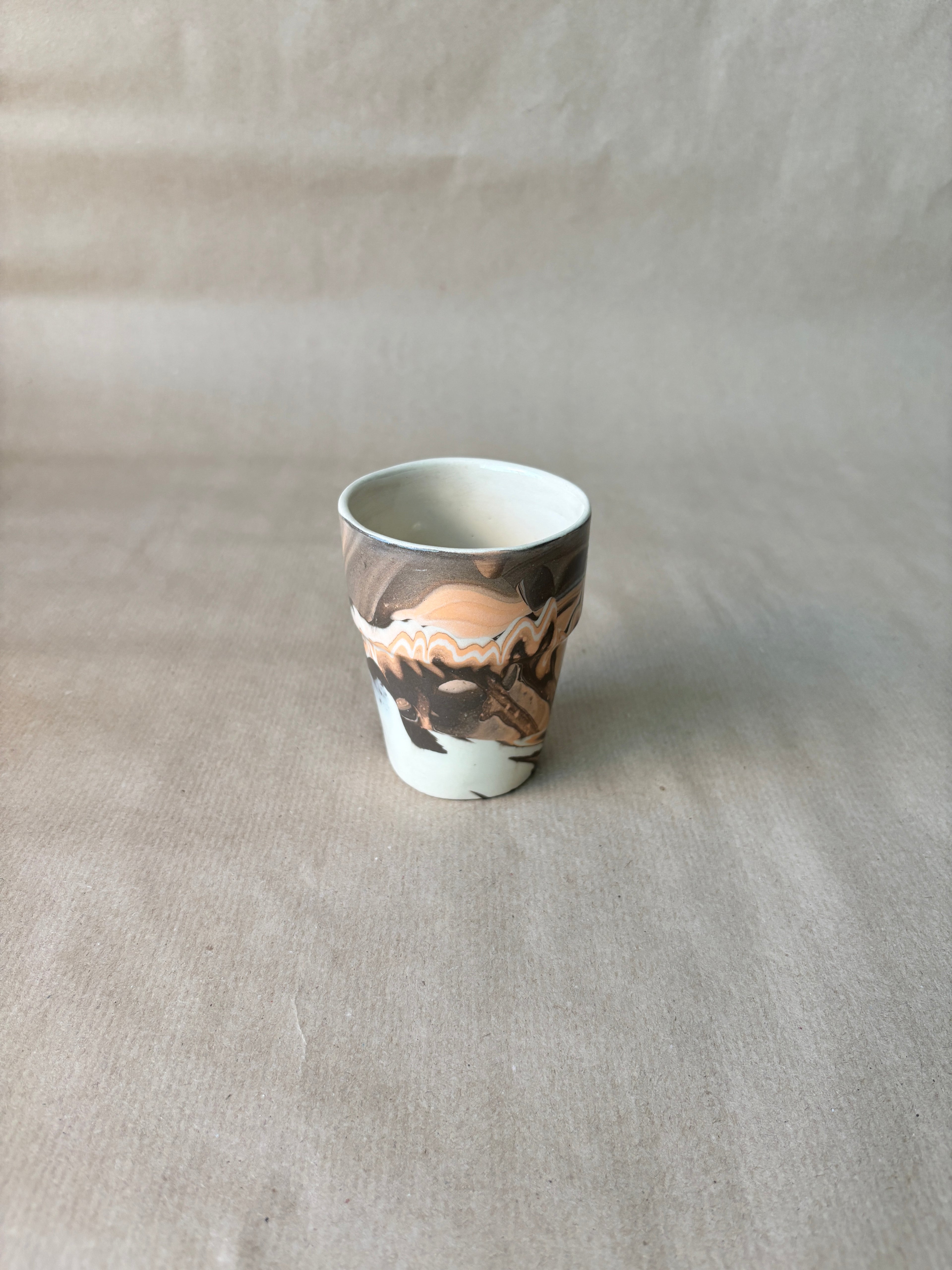 Marble effect cup bruin/oranje