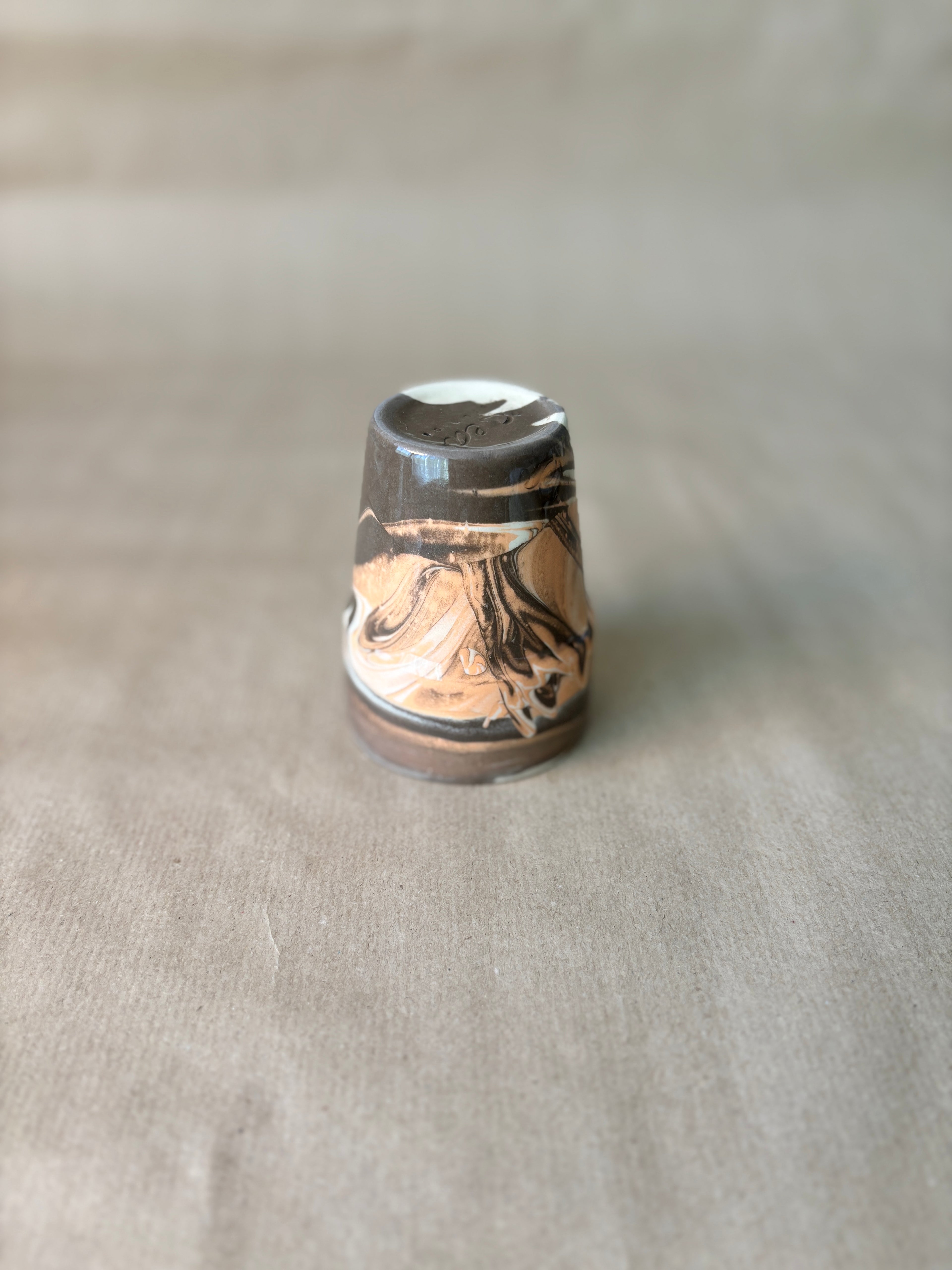 Marble effect cup bruin/oranje