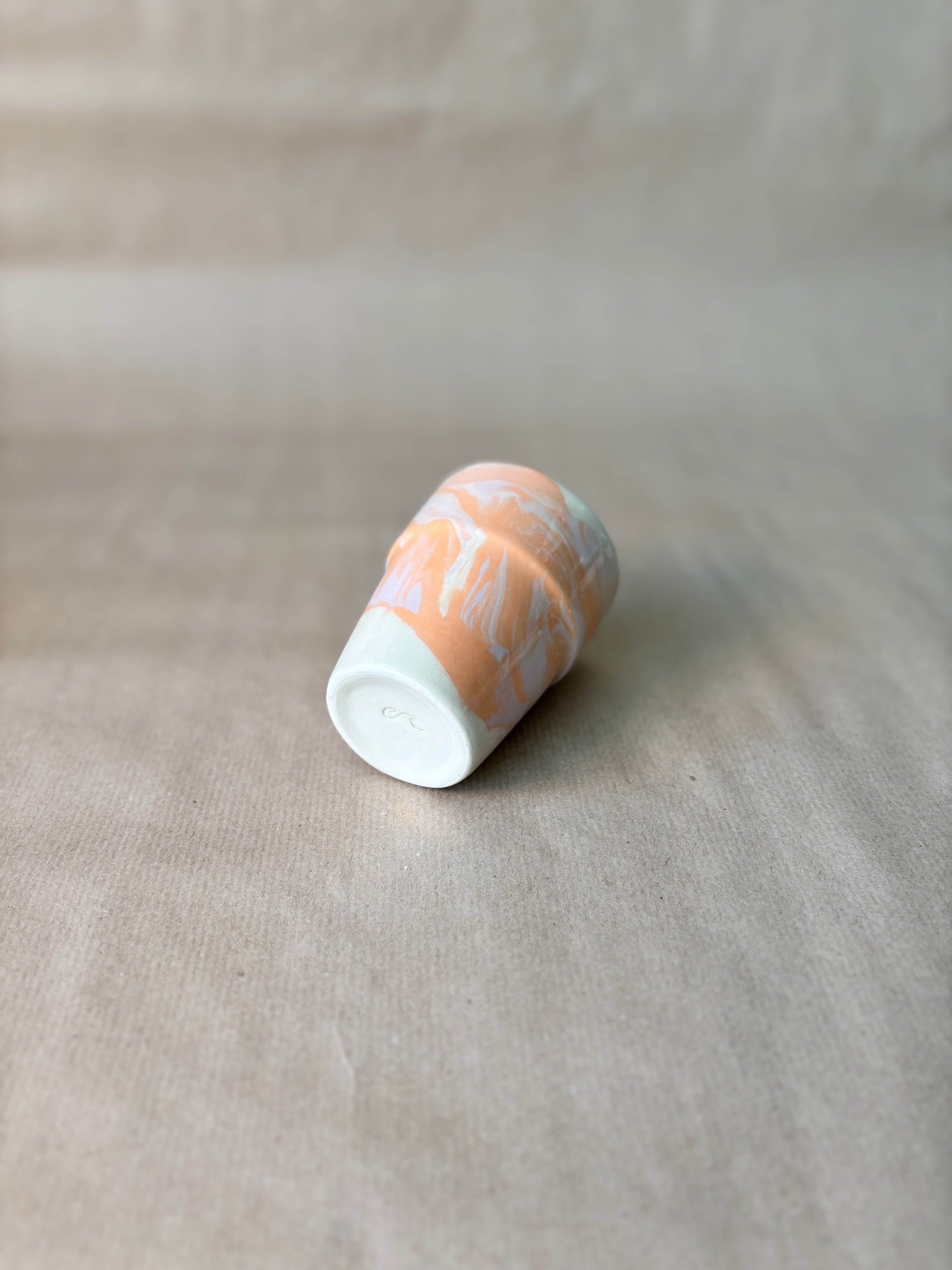 Melkbeker met marble effect lila/zalm
