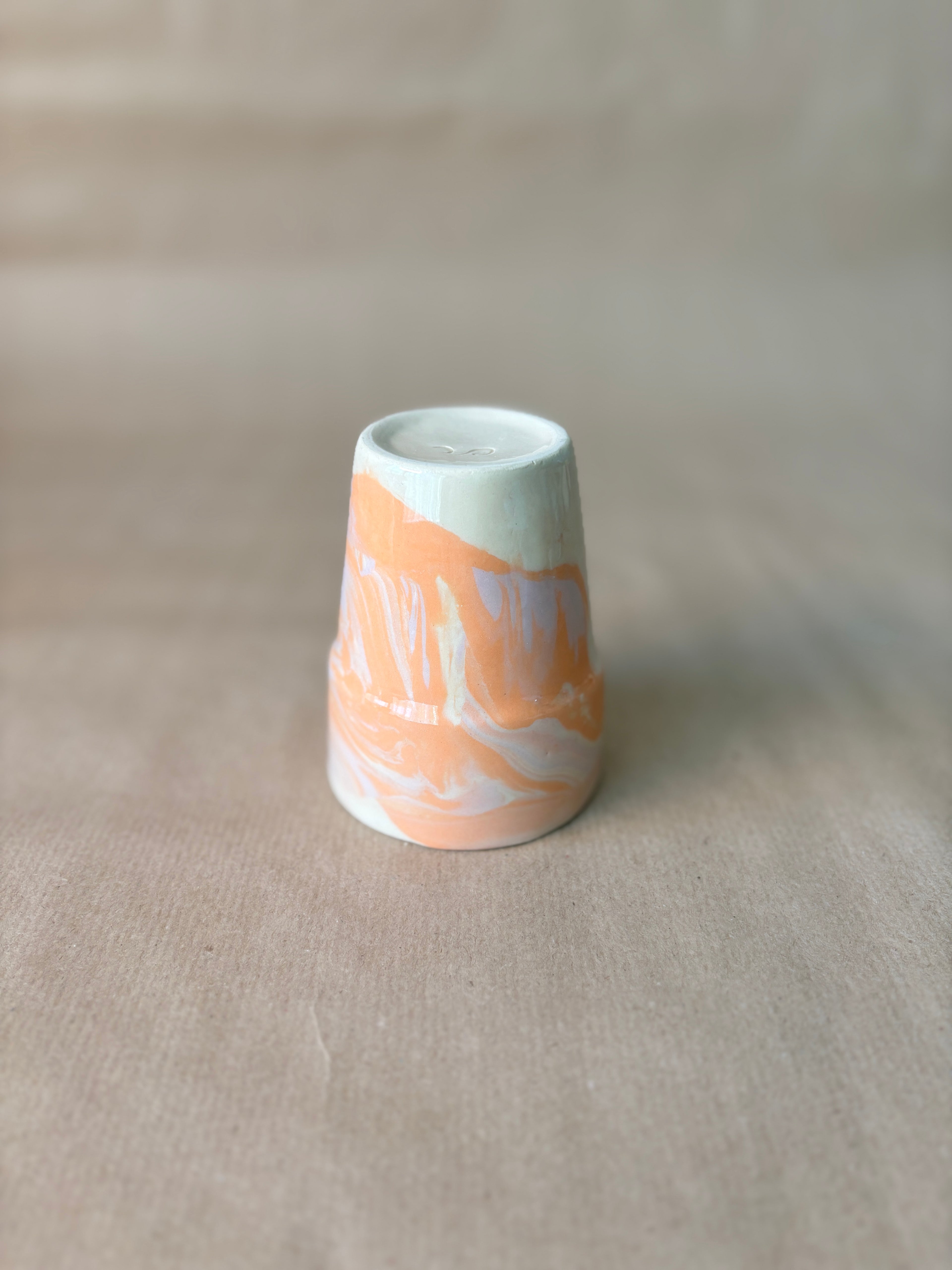 Melkbeker met marble effect lila/zalm