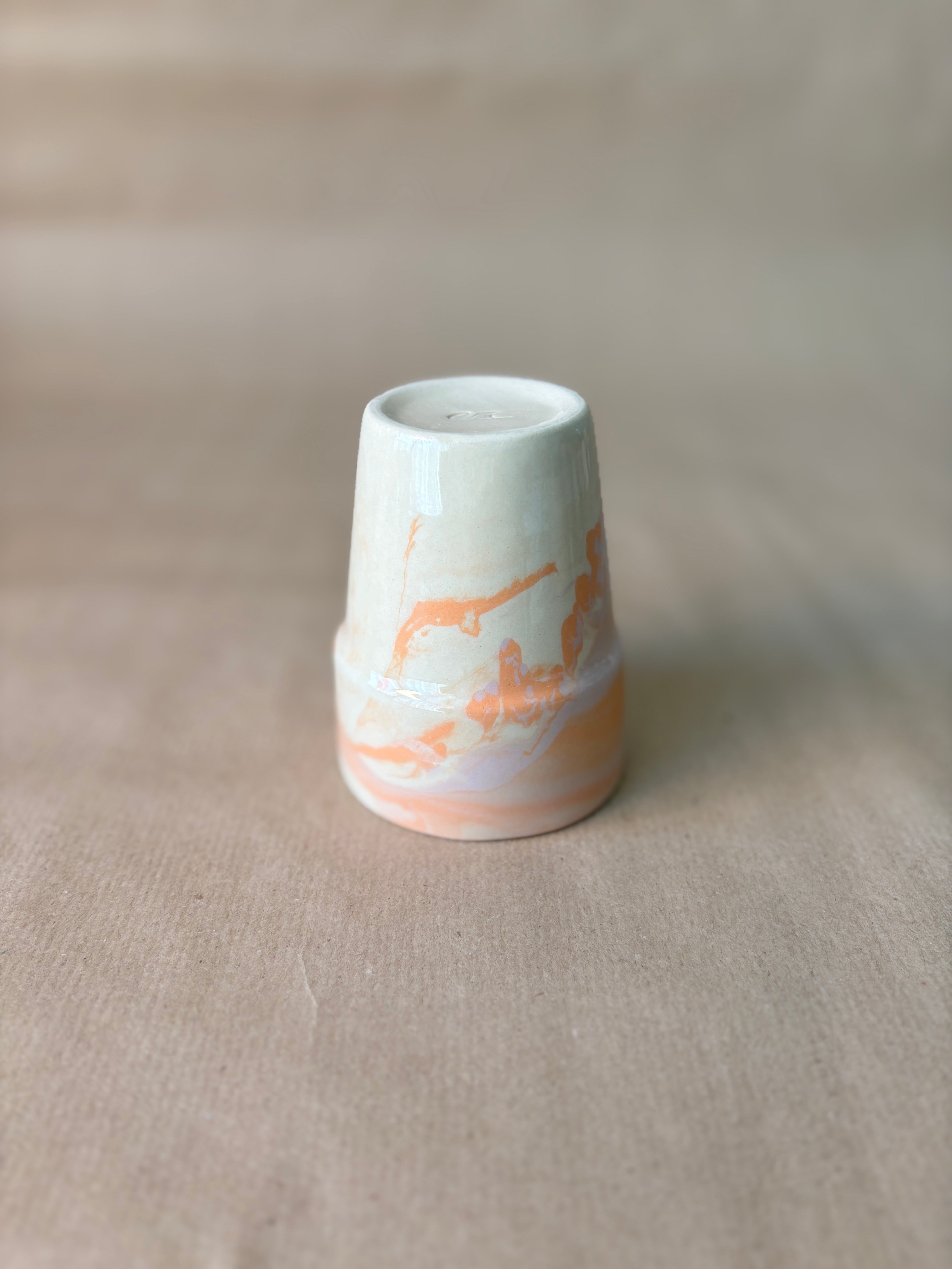 Melkbeker met marble effect lila/zalm