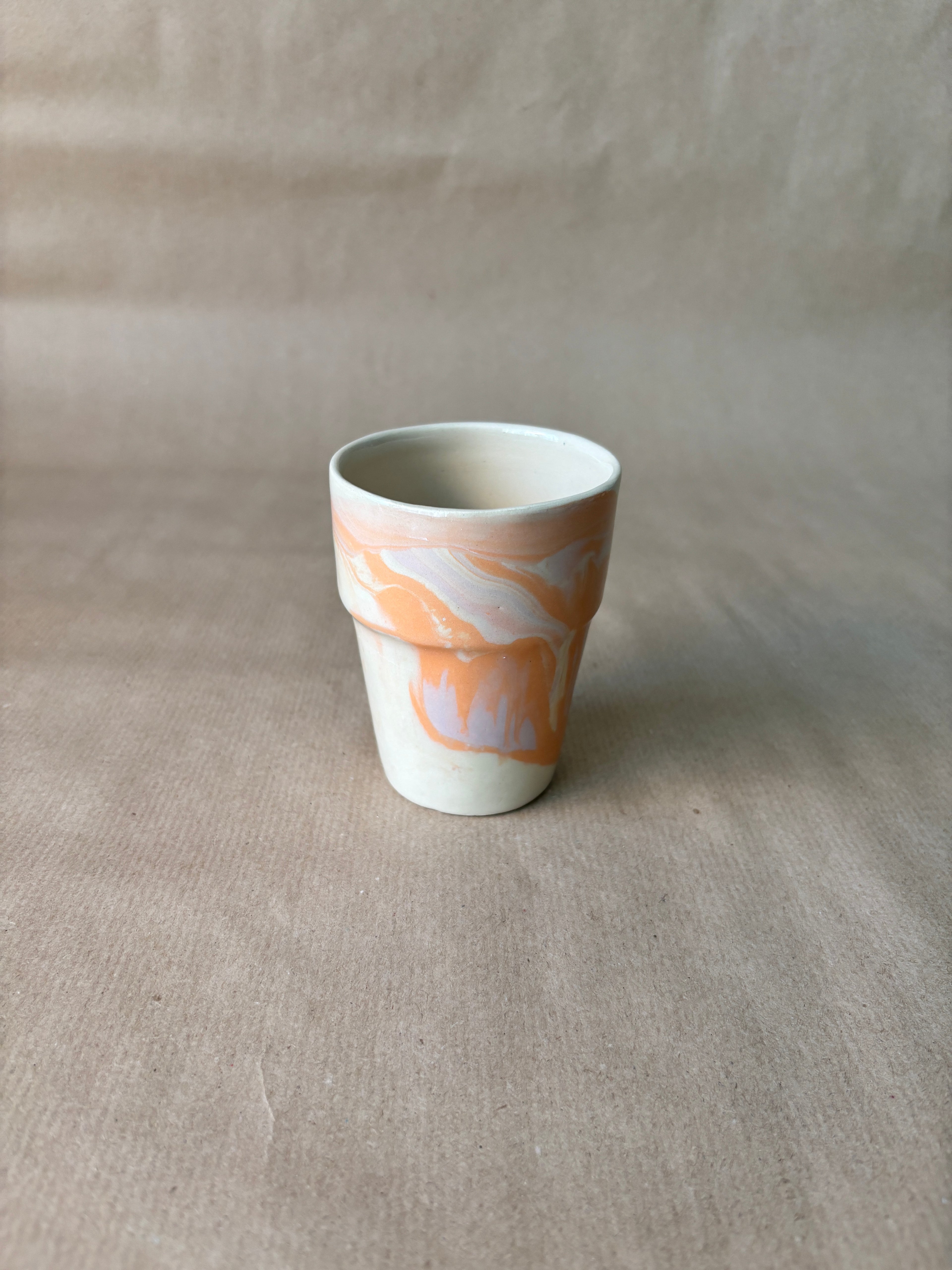 Melkbeker met marble effect lila/zalm